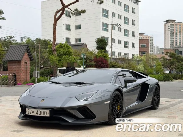 Lamborghini S LP740-4