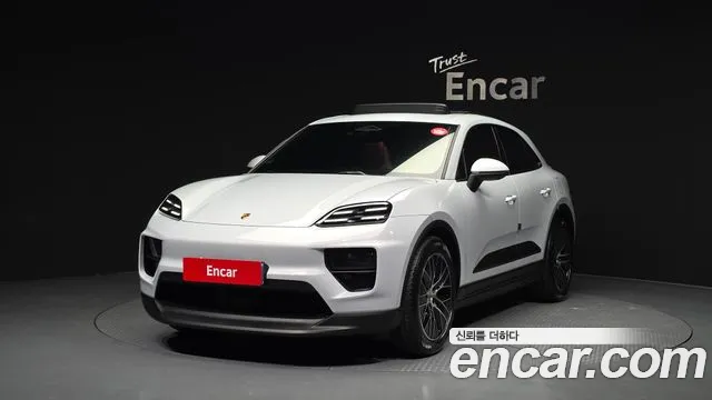 Porsche Macan EV 4