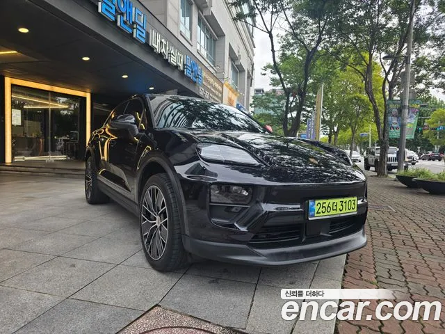 Porsche Macan EV 4