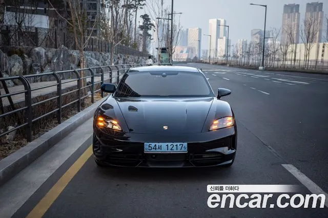 Porsche Taycan 4