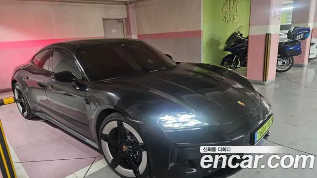Porsche Taycan 4