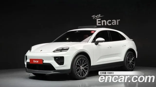 Porsche Macan EV 4