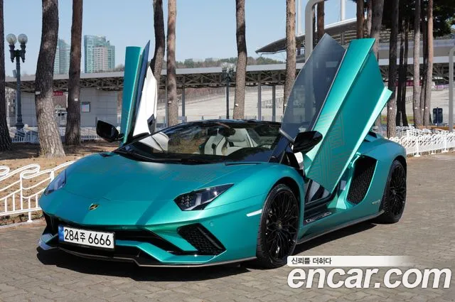 Lamborghini S LP740-4