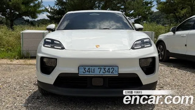 Porsche Macan EV 4