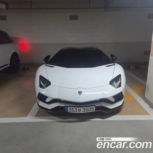 Lamborghini S LP740-4
