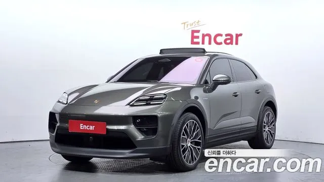 Porsche Macan EV 4
