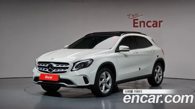 Mercedes-Benz GLA- X156 GLA220