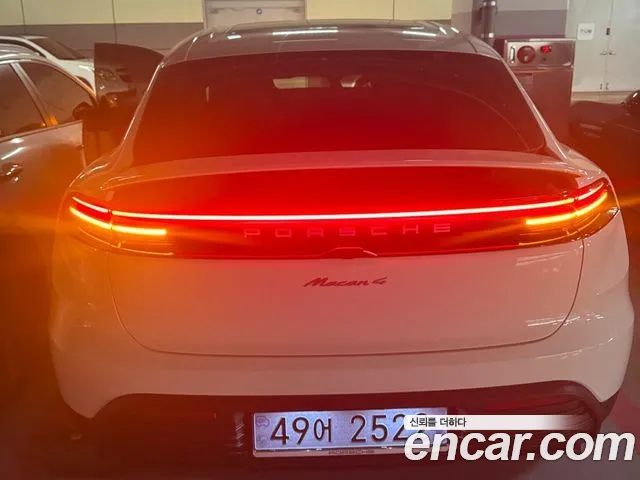 Porsche Macan EV 4